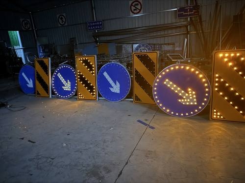 沈阳沈阳河南太阳能交通标牌 河南自发光交通路标牌厂家